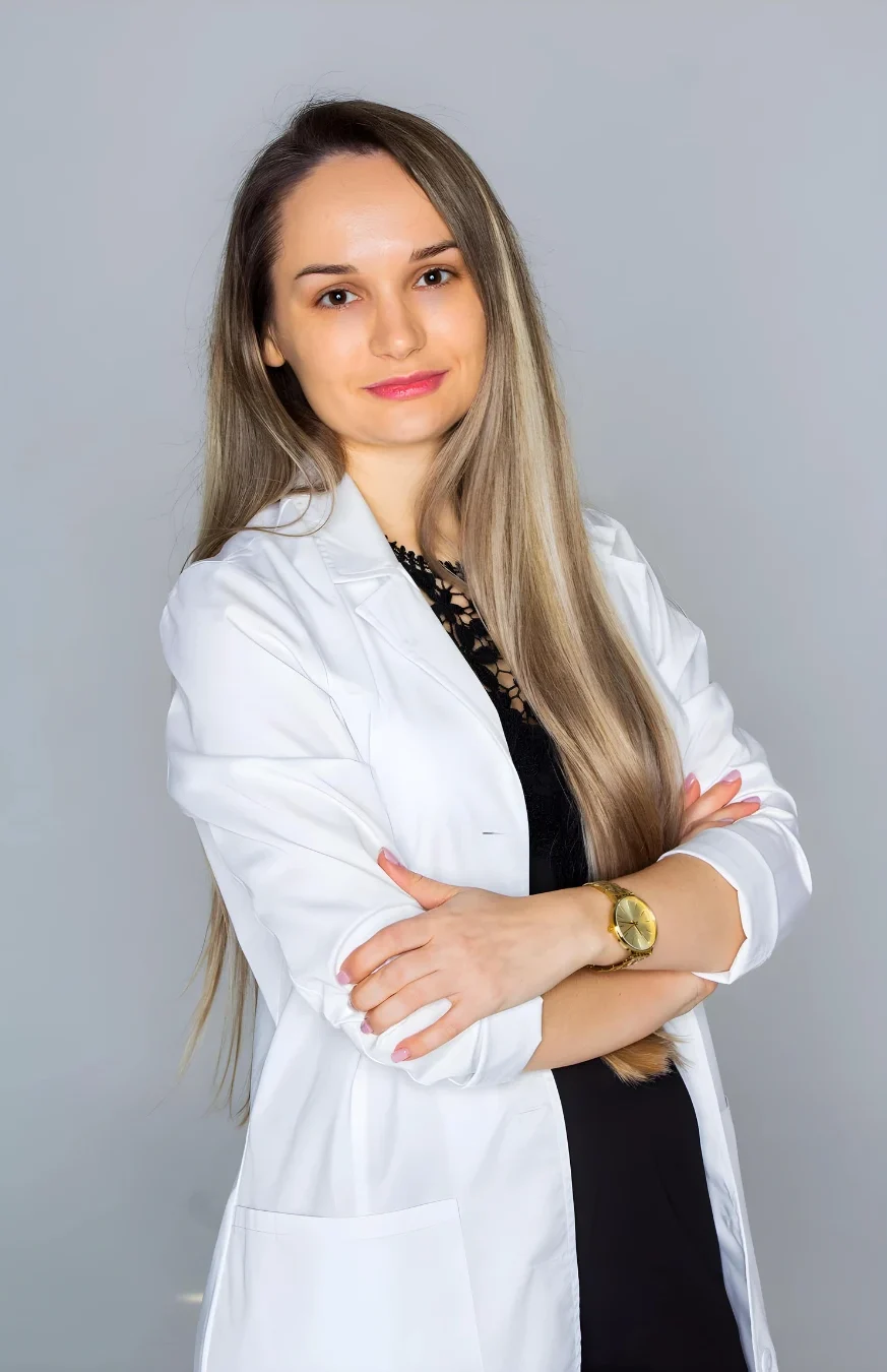 Retrato de la Dra. Manuela Gheorghiu, médico estético en Barcelona.